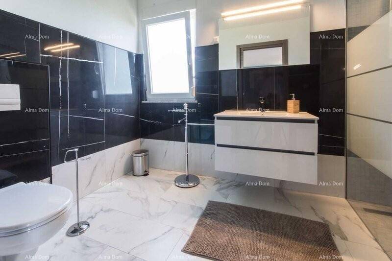 Modernes Badezimmer mit schwarzen und weißen Marmorfliesen, schwebendem Waschtisch und Fenster.