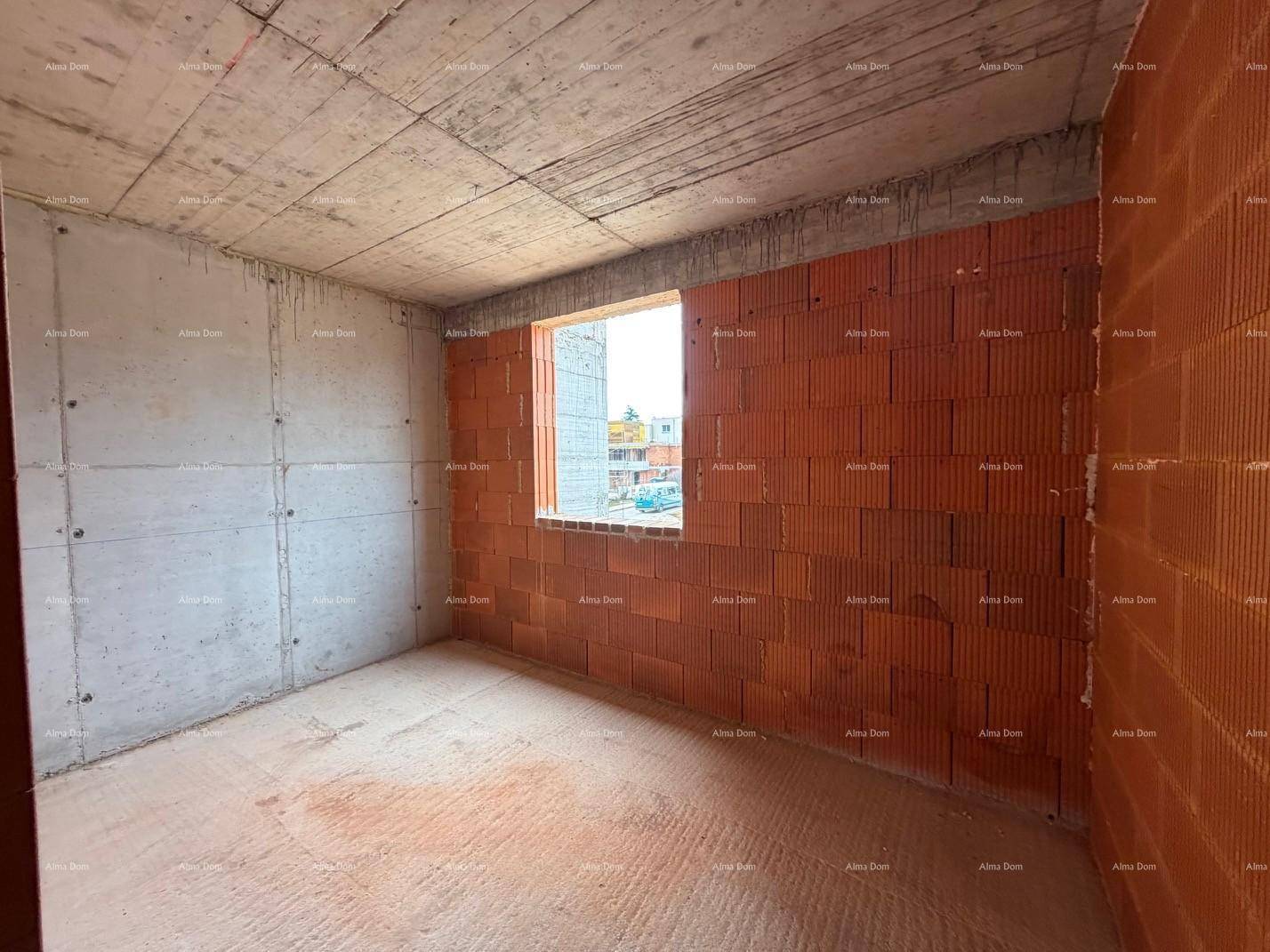 Rohbau-Zimmer mit unverputzten Ziegelwänden und Betonboden, bereit für die weitere Gestaltung.