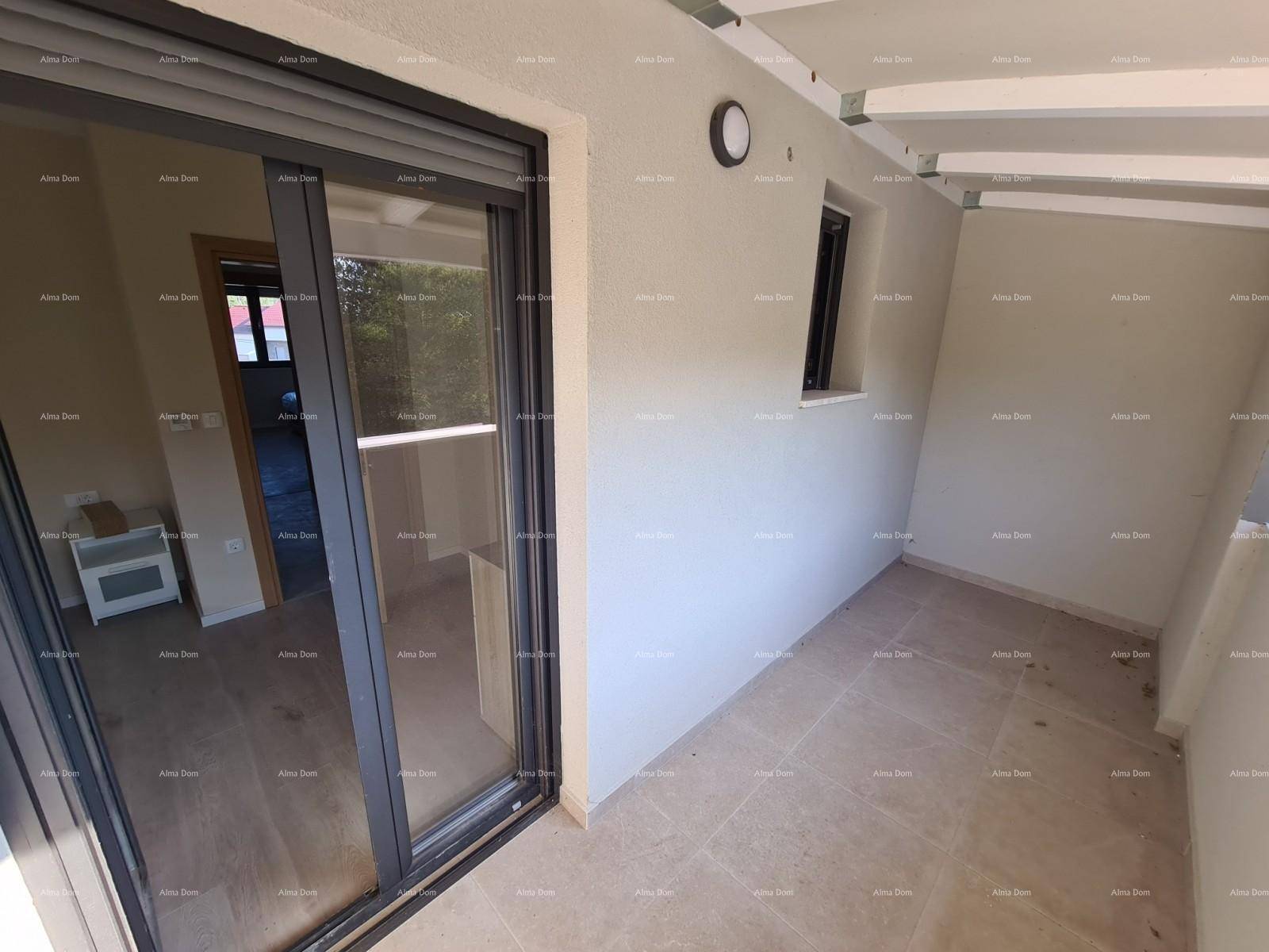 Geräumiger, überdachter Balkon mit Zugang vom Innenbereich und Blick auf die Umgebung.