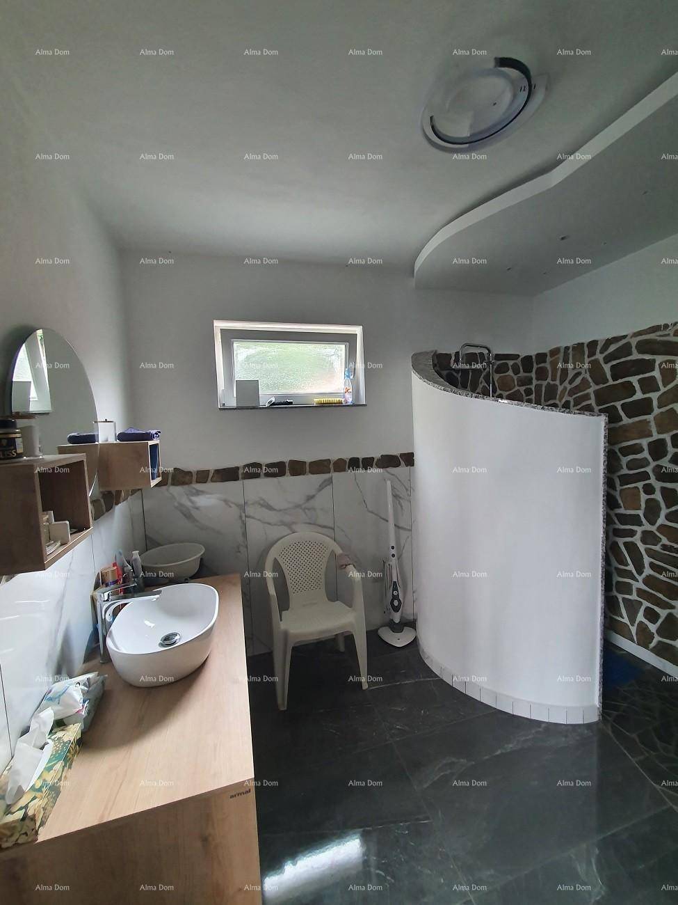 Modernes Badezimmer mit begehbarer Dusche, Einzelwaschbecken und Fenster für Tageslicht.