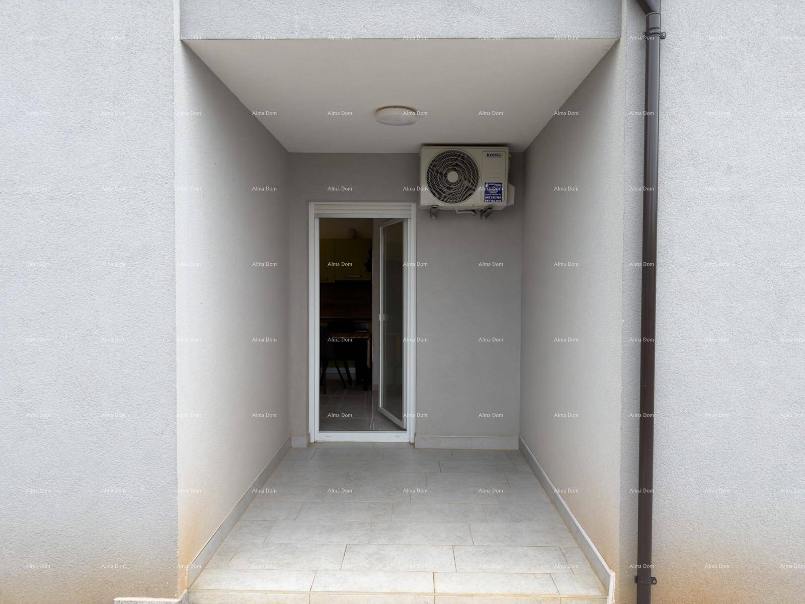 Überdachter Eingangsbereich oder kleine Terrasse mit Klimaanlage.