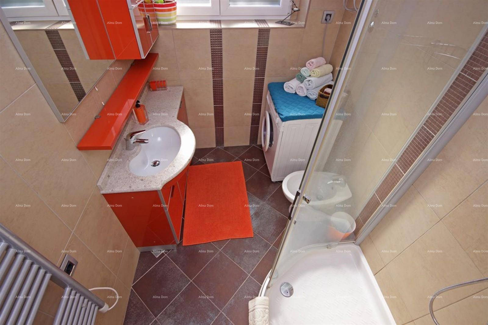 Modernes Badezimmer mit Dusche, Waschbecken und Waschmaschine.