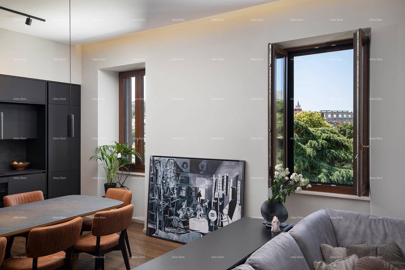 Essbereich mit Blick ins Grüne durch ein großes, geöffnetes Fenster und moderner Einrichtung.