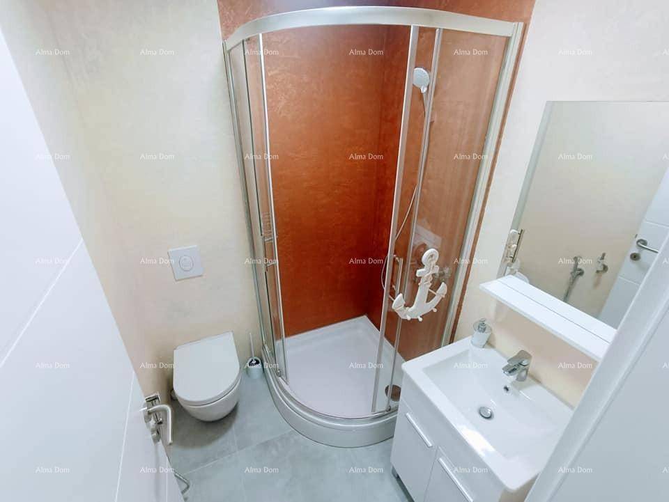 Kompaktes Badezimmer mit Duschkabine, Toilette und Waschbecken, funktional und sauber gestaltet.