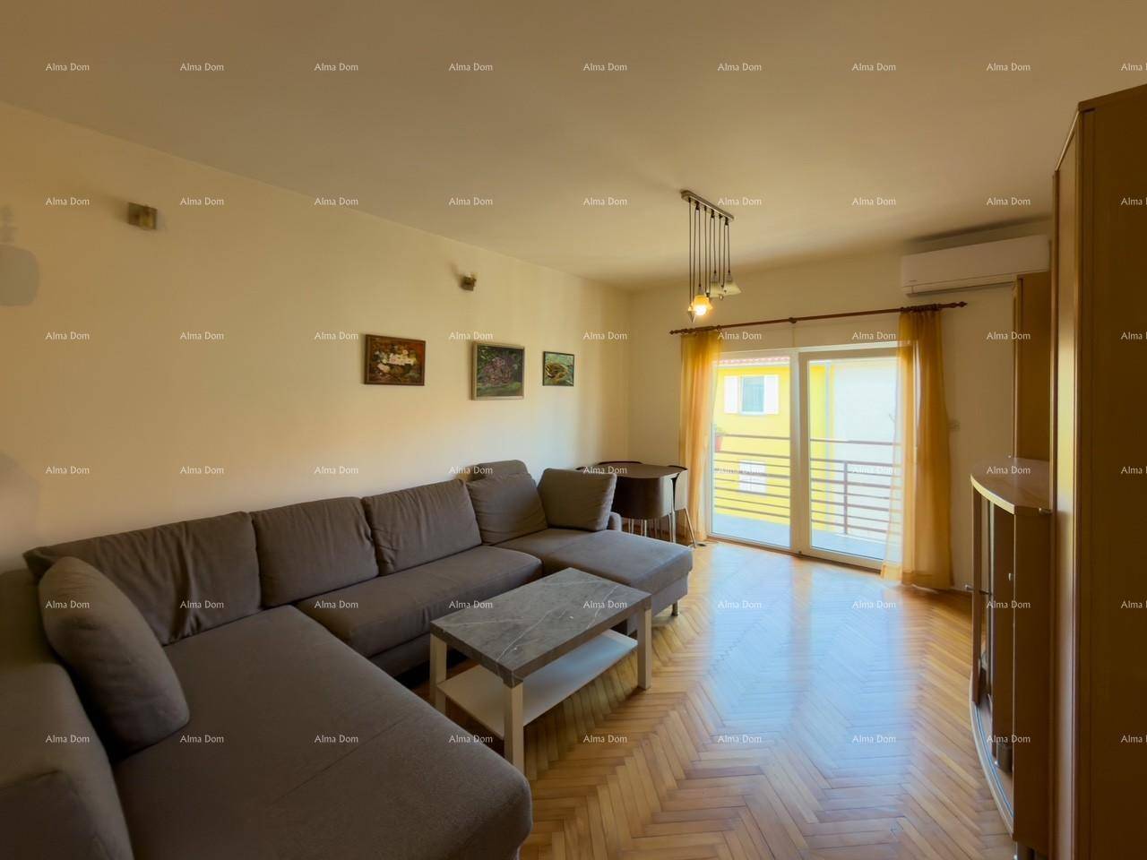 Gemütliches Wohnzimmer mit großem Ecksofa, Holzboden und Zugang zum Balkon.
