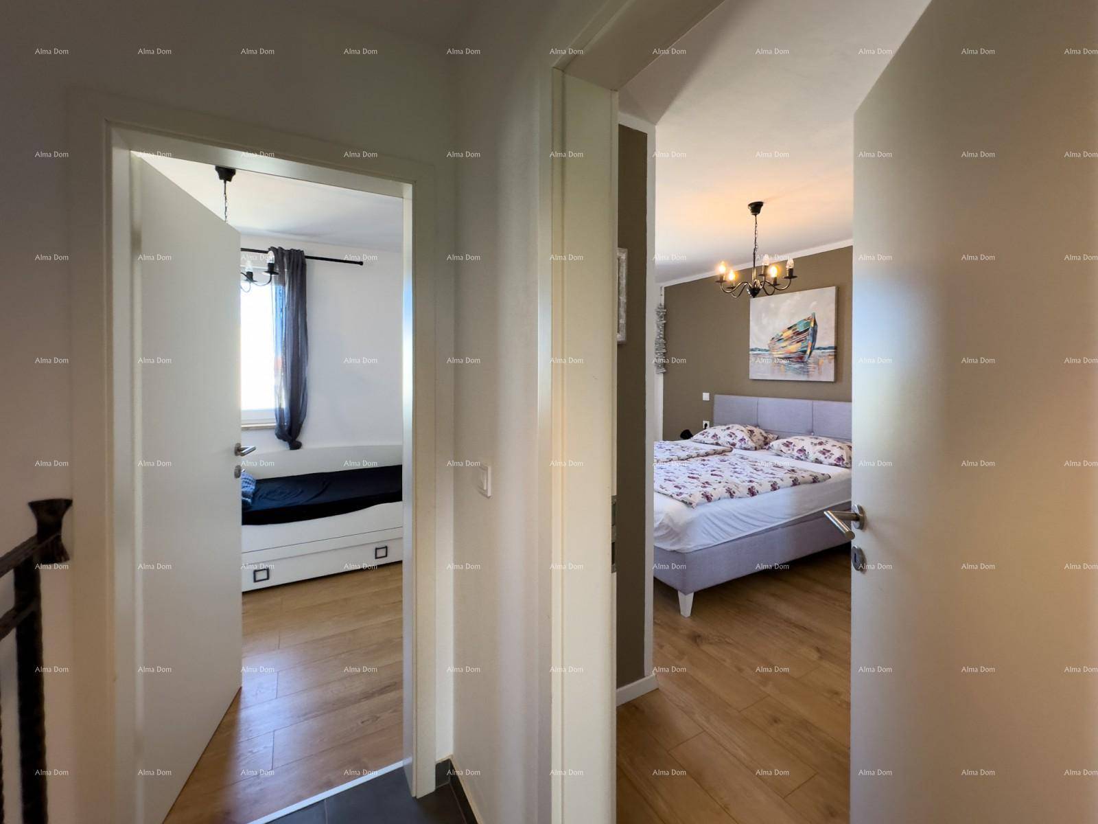 Heller Flur mit Holzboden, der zu zwei Schlafzimmern führt und einen Blick auf die Treppe bietet.