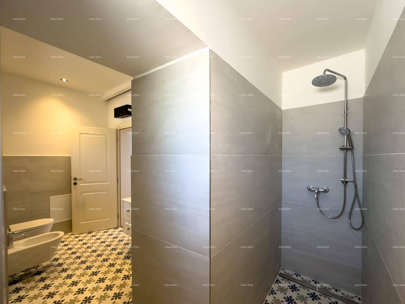 Geräumige begehbare Dusche mit Regenduschkopf und stilvollen Bodenfliesen.