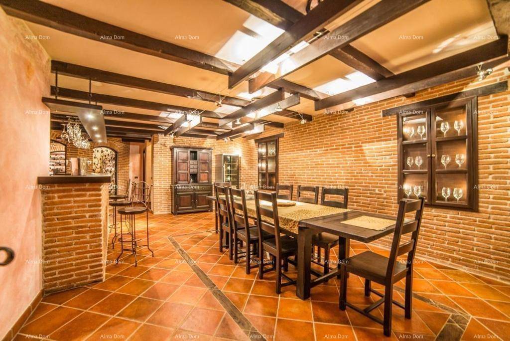 Großer Essbereich im Weinkeller-Stil mit Holztisch, Ziegelwänden und sichtbaren Deckenbalken.