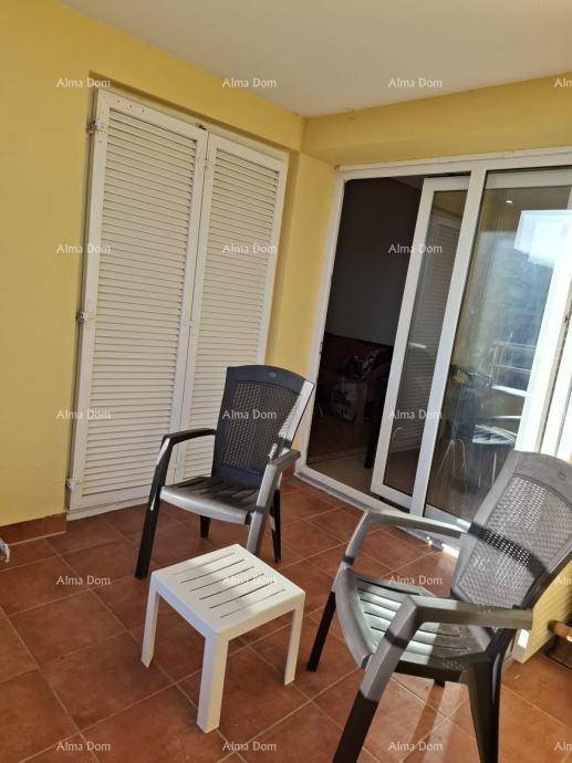 Möblierter Balkon mit Fliesenboden und Jalousien, ideal für entspannte Stunden im Freien.