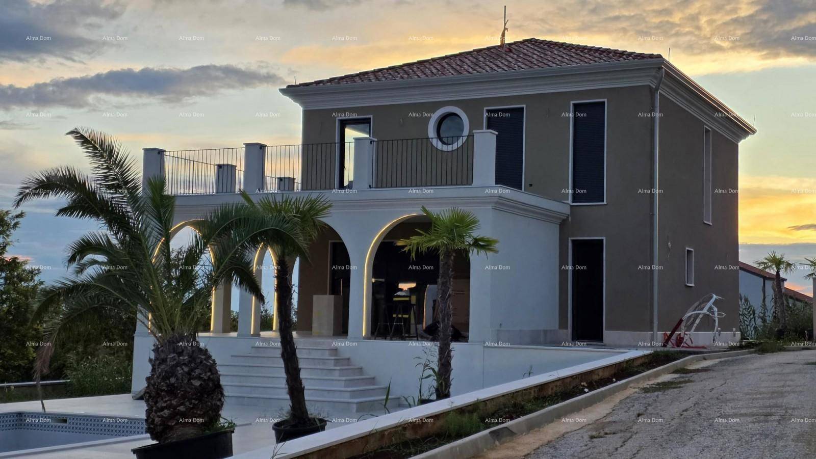 Elegante Villa bei Sonnenuntergang, umgeben von Palmen und mediterraner Landschaft.