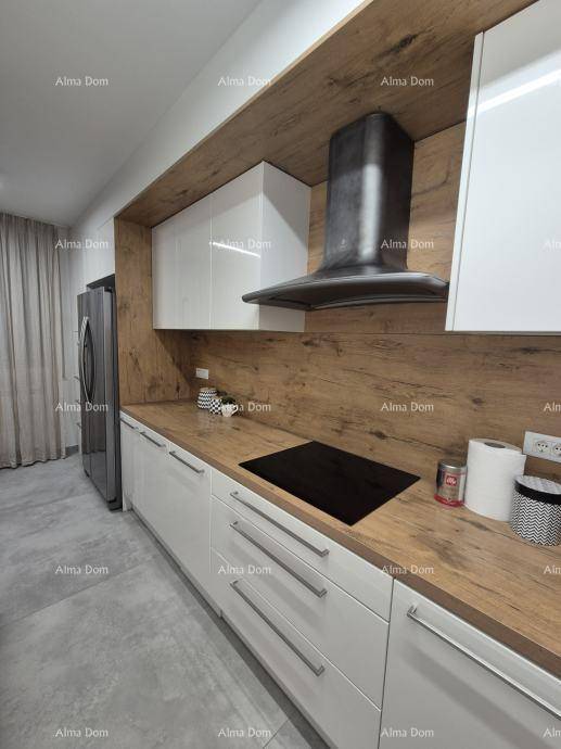 Moderne Küche mit weißen Schränken, Holz-Arbeitsplatten und Induktionskochfeld.