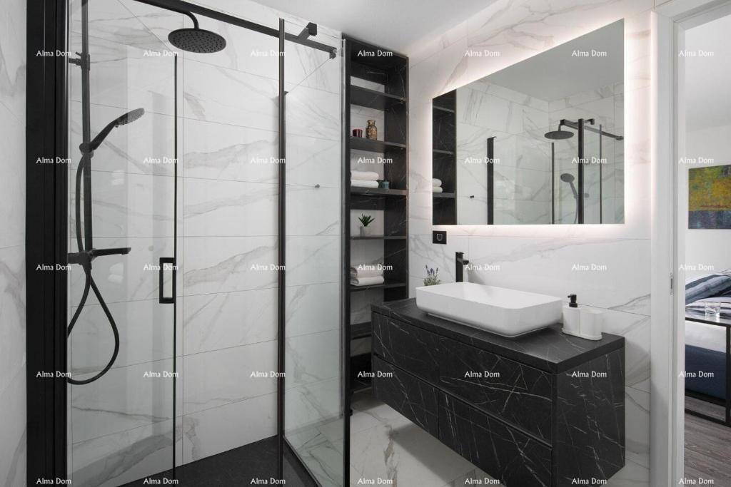 Stilvolles Badezimmer mit großer begehbarer Dusche, Waschtisch und Marmoroptik-Fliesen.
