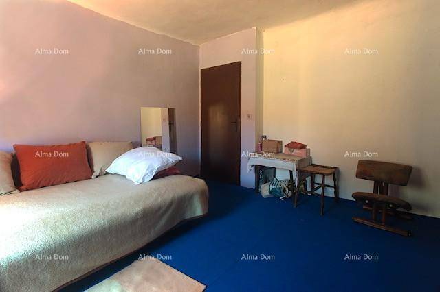 Helles Schlafzimmer mit Tagesbett und blauem Teppichboden, ideal als Gästezimmer oder Rückzugsort.