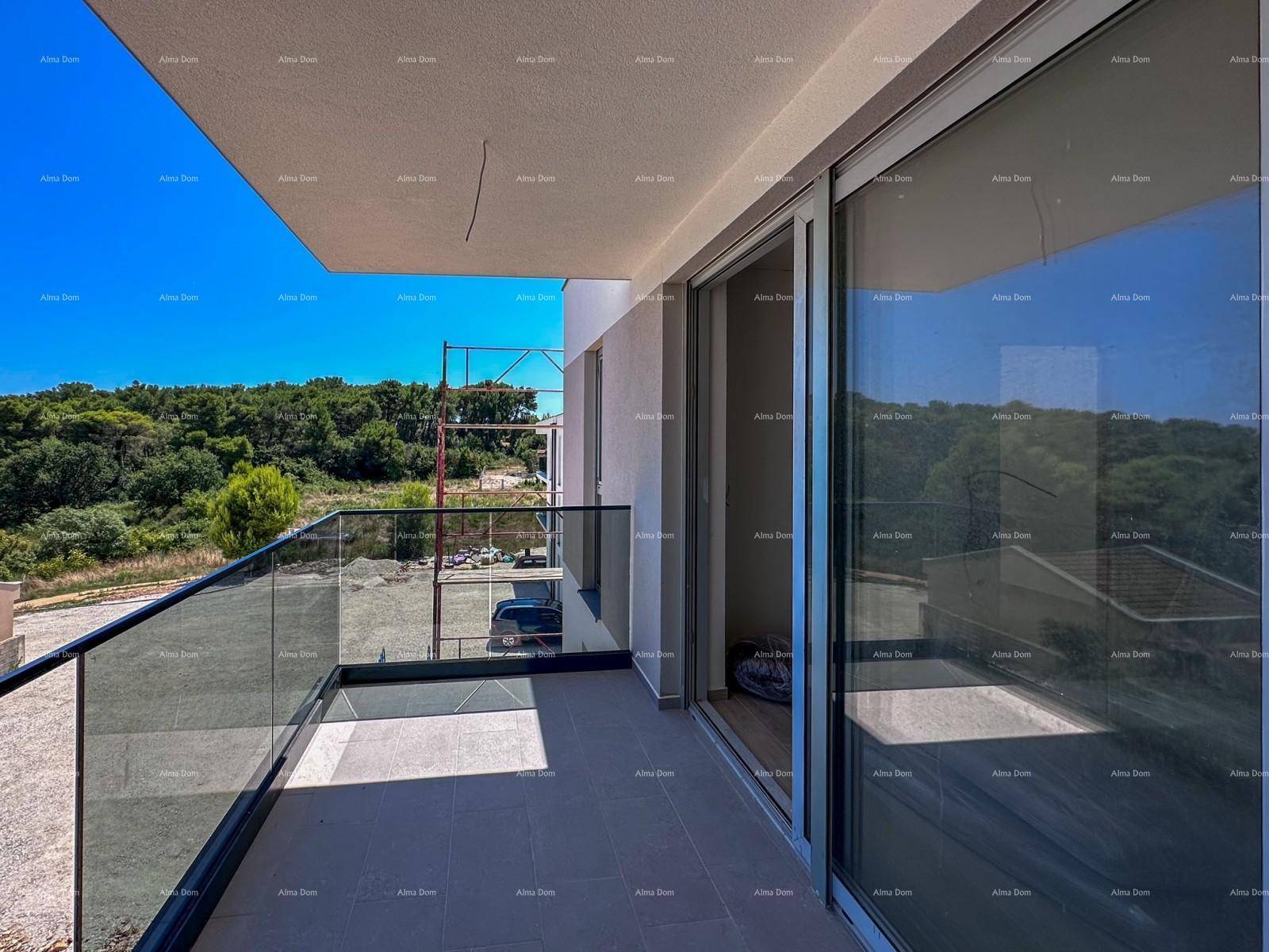 Balkon im Bau mit moderner Glasbrüstung und Schiebetüren, umgeben von Natur.