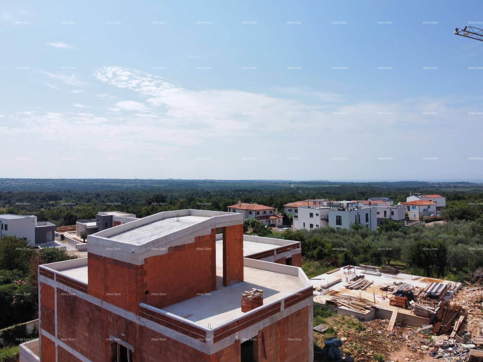 Rohbau eines modernen Hauses mit weitem Blick über die Landschaft und das Meer.