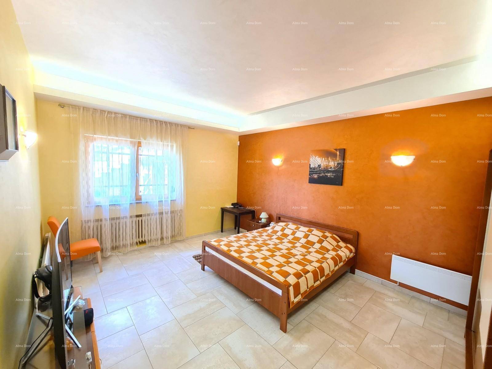 Helles Schlafzimmer mit Doppelbett, Fliesenboden und farbigen Wänden.