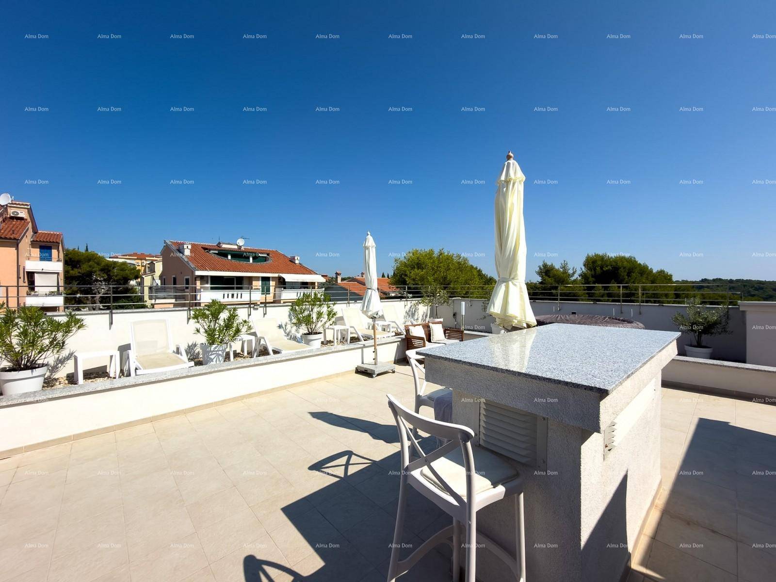 Helle Dachterrasse mit Barbereich und Sonnenschirmen, ideal für gesellige Stunden.