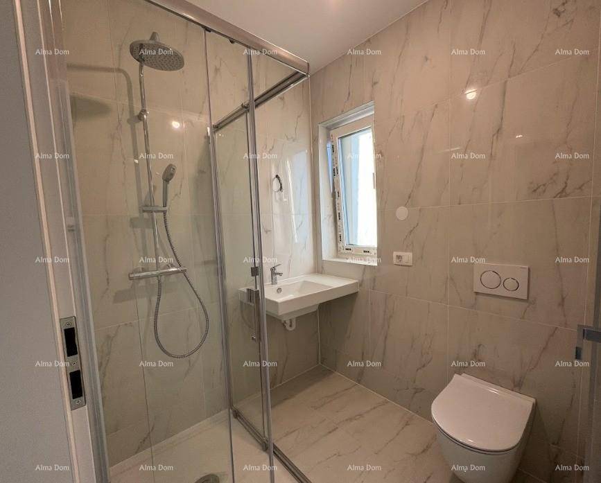 Modernes Badezimmer mit begehbarer Dusche, Wand-WC und eleganten Marmoroptik-Fliesen.
