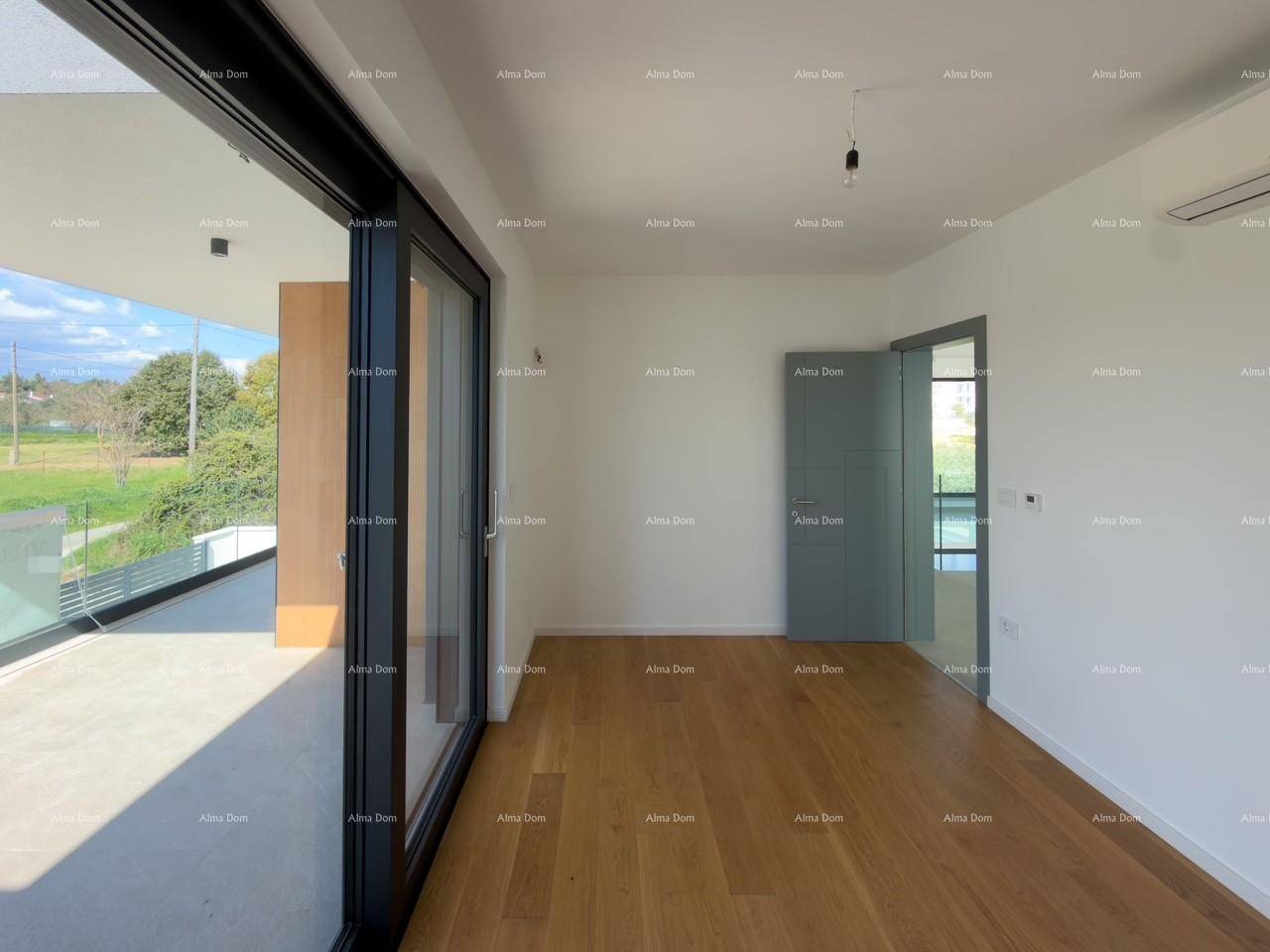 Helles Schlafzimmer mit Holzboden und großen Schiebetüren zur Terrasse.