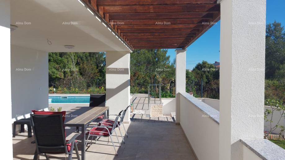 Überdachte Terrasse mit Esstisch und Stühlen, ideal für Mahlzeiten im Freien mit Blick auf den Pool.