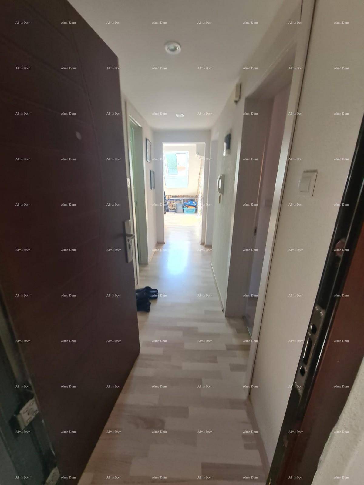 Heller und sauberer Flur mit Laminatboden, der zu den verschiedenen Räumen der Wohnung führt.