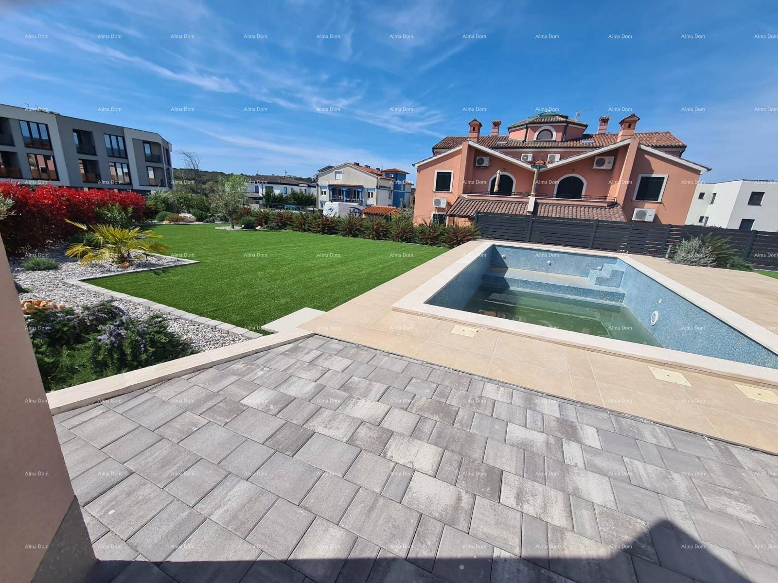 Außenbereich mit Swimmingpool, gepflegtem Garten und Blick auf die umliegenden Häuser.