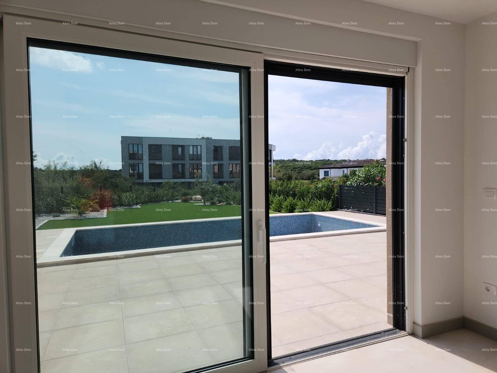 Große Schiebetür im Wohnbereich bietet direkten Zugang zur Terrasse und zum Pool.