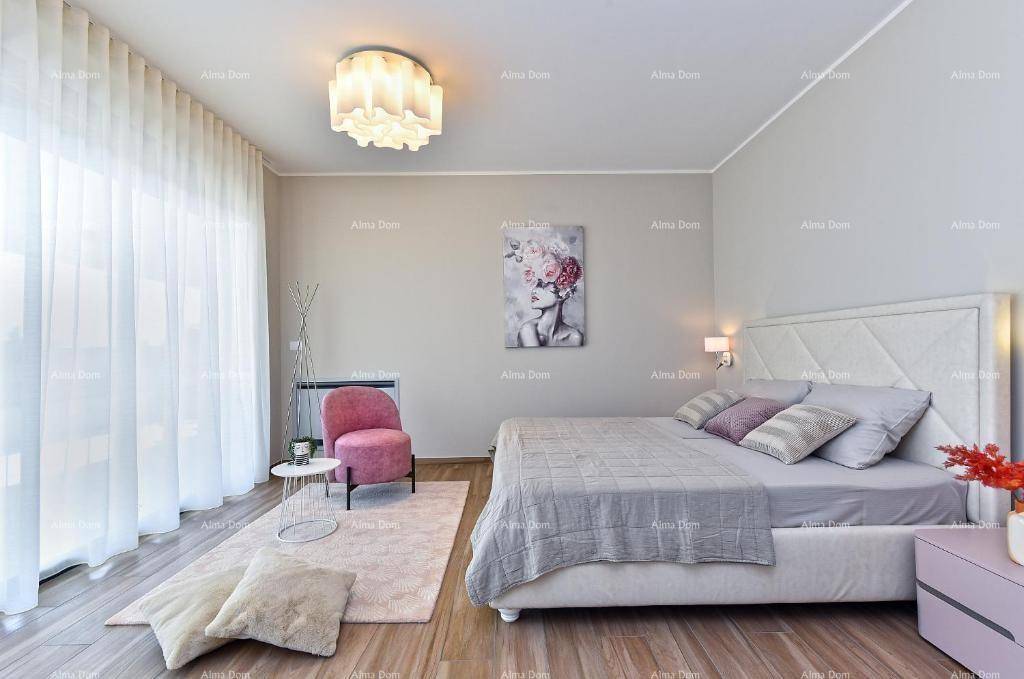 Elegantes Schlafzimmer mit Doppelbett, rosa Akzenten und viel Tageslicht durch große Fenster.