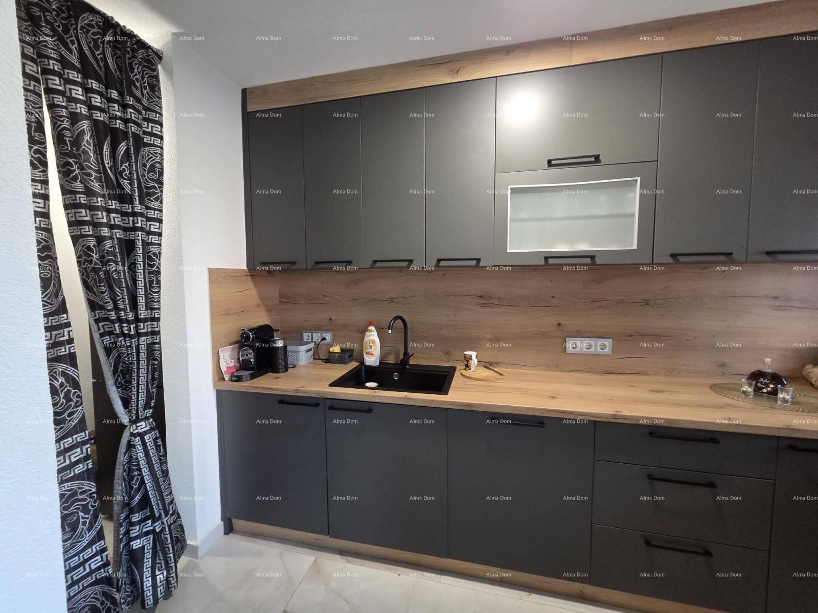 Moderne Küche mit dunklen Schränken, Holz-Arbeitsplatte und stilvollen Vorhängen.