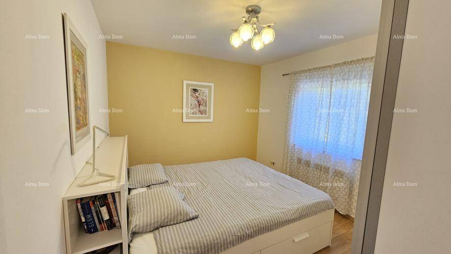 Schlafzimmer mit Bett, Bücherregal und Fenster mit Vorhängen, in warmen Farbtönen.