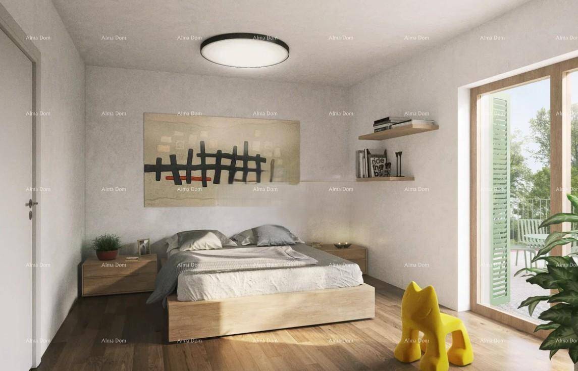 Schlafzimmer mit Holzbett, Parkettboden und Zugang zu einem Balkon mit Blick ins Grüne.