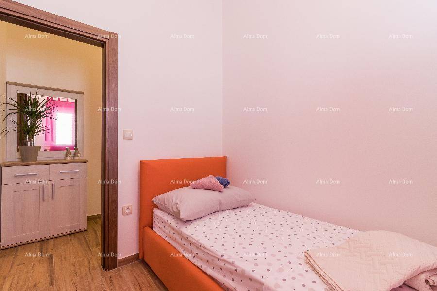 Helles Schlafzimmer mit Einzelbett und einem praktischen Spiegelschrank im Eingangsbereich.