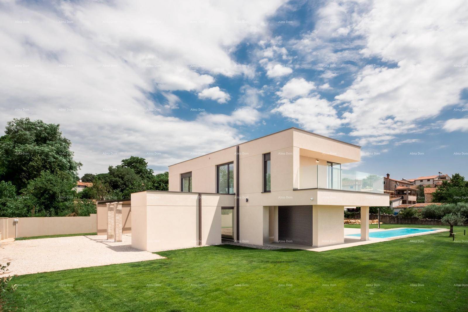 Moderne Villa mit Flachdach, Pool und gepflegtem Rasen, umgeben von viel Grün.