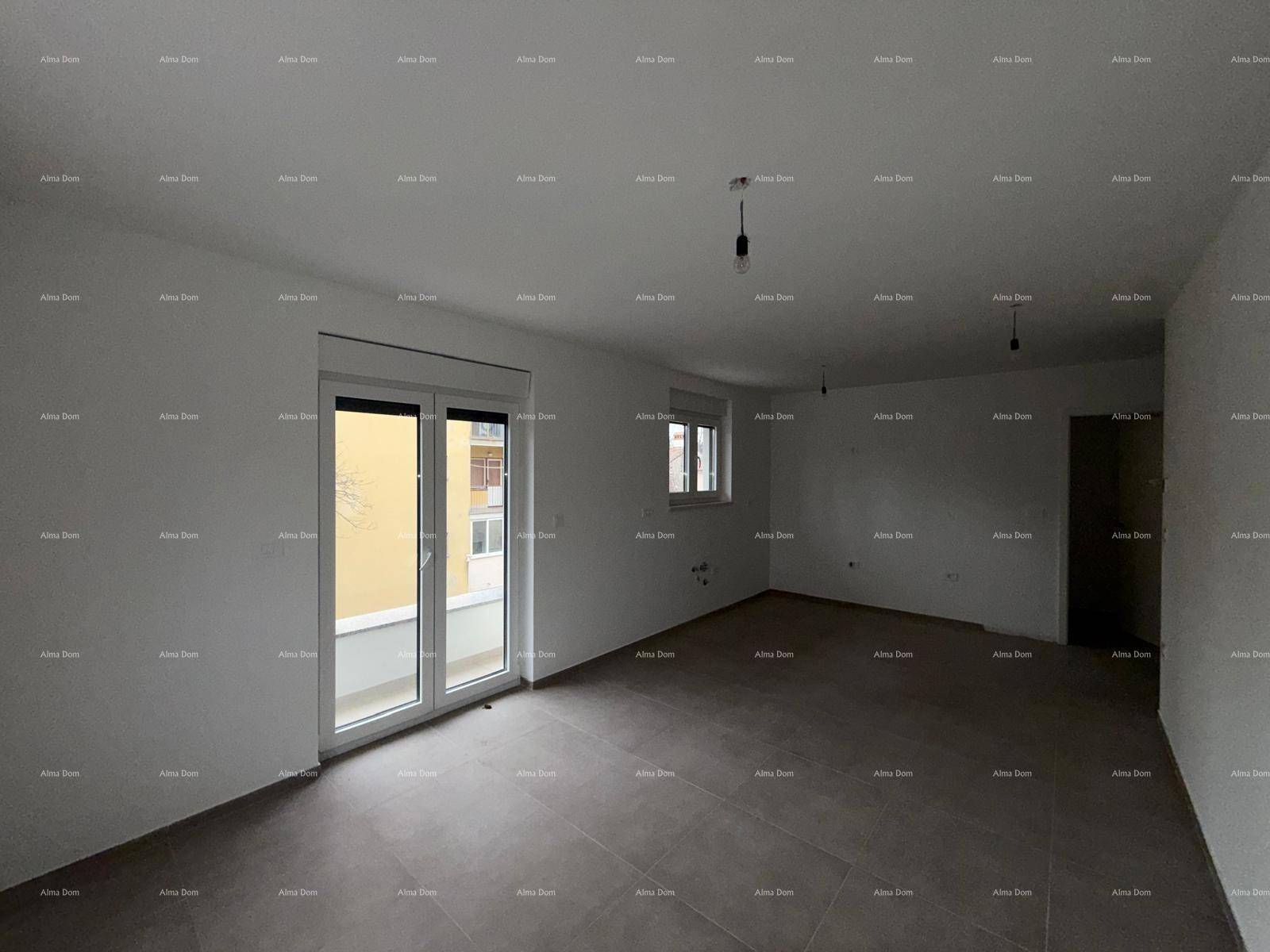 Helles Zimmer mit Fliesenboden und Zugang zu einem Balkon, ideal für Wohn- oder Schlafbereich.
