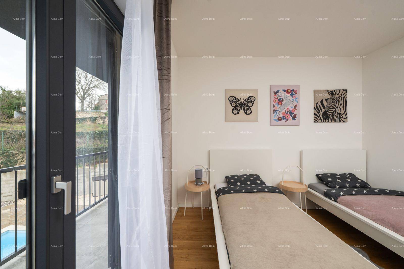 Kinderzimmer mit zwei Einzelbetten, Holzboden und Zugang zu einem Balkon.