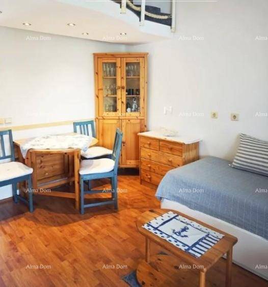 Gemütliches Schlafzimmer mit Holzboden, Esstisch und traditionellen Holzmöbeln.
