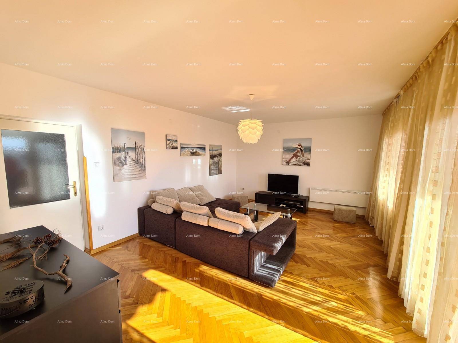 Sonniges Wohnzimmer mit Parkettboden, großem Sofa und Zugang zum Außenbereich.
