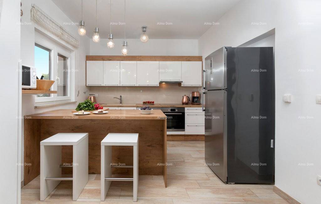 Moderne Küche mit Holz- und Hochglanzfronten, Kücheninsel und integrierten Geräten.