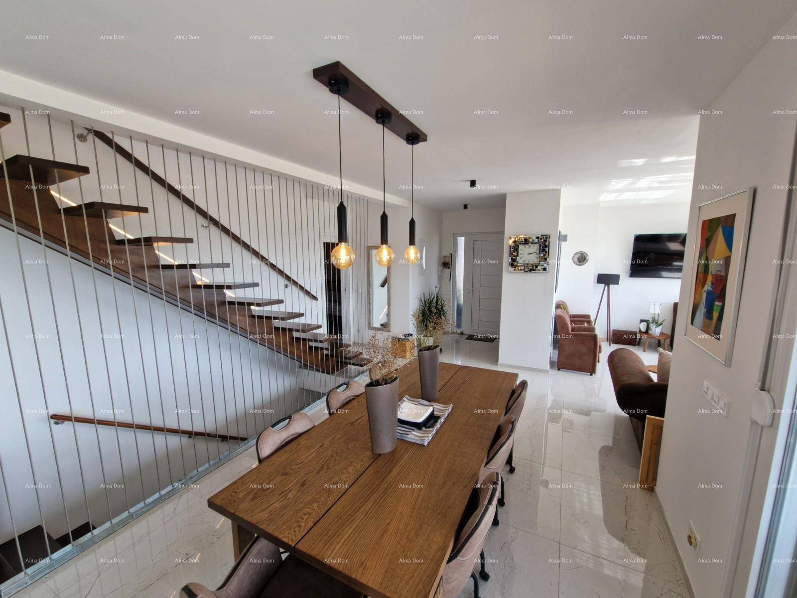 Heller Essbereich mit großem Holztisch und moderner Treppe, die in die obere Etage führt.