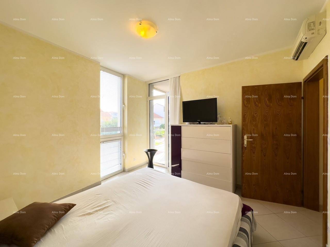 Schlafzimmer mit Bett, Kommode und Fernseher, ausgestattet mit Klimaanlage.