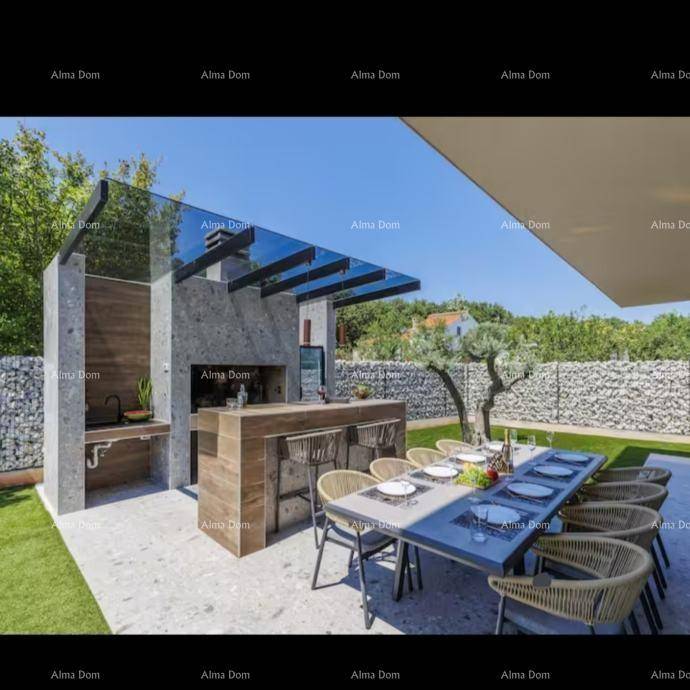 Elegante Außenküche mit Grillbereich und großem Esstisch für gesellige Stunden im Freien.