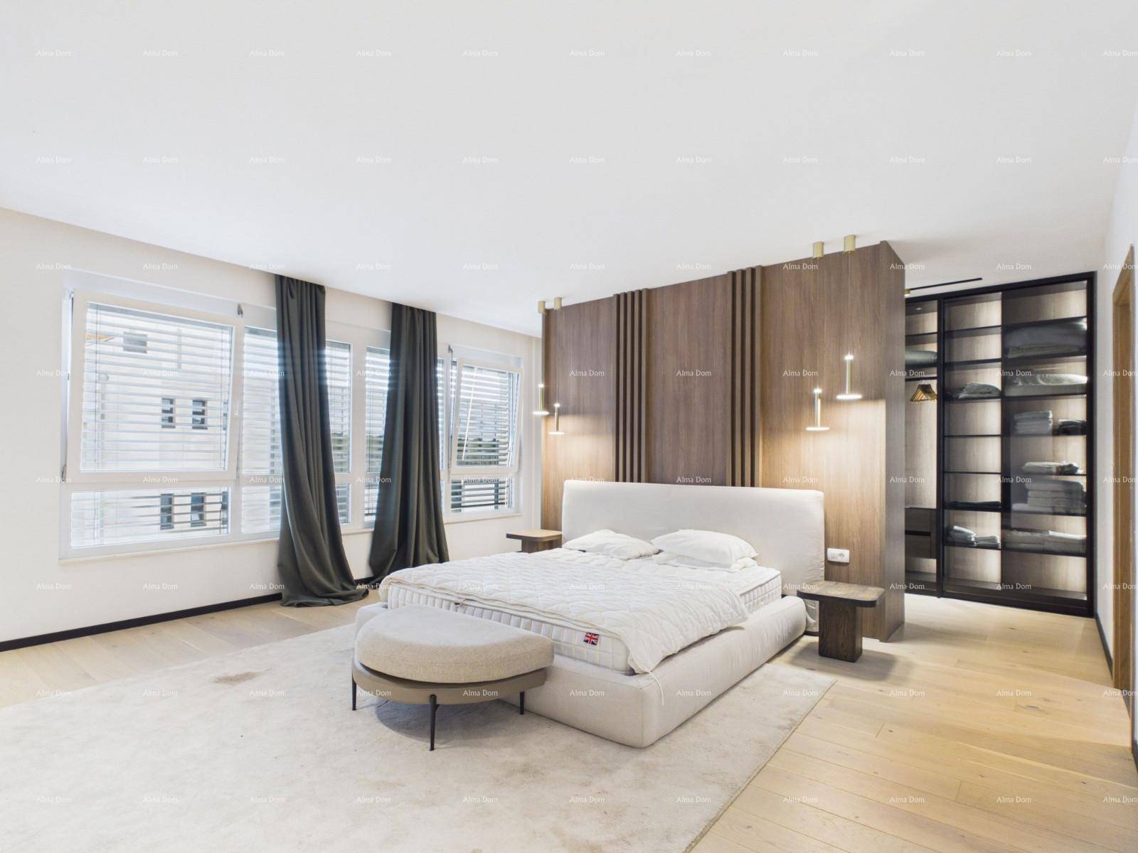 Großes Schlafzimmer mit modernem Bett, Holzwandverkleidung und integriertem begehbarem Kleiderschrank.