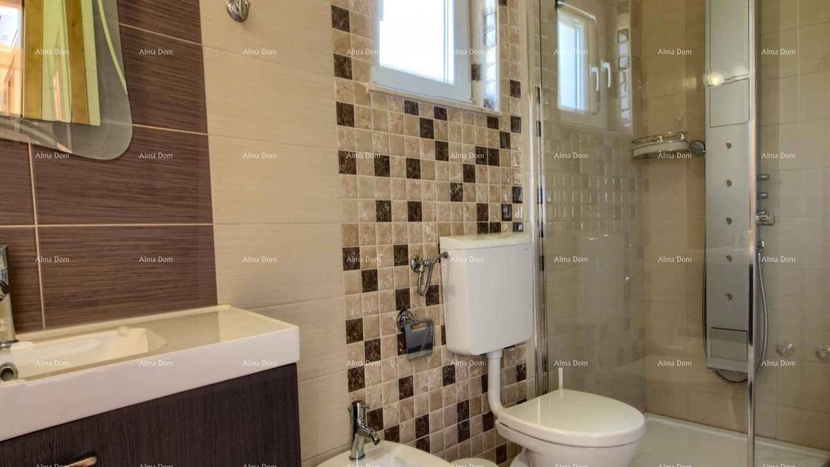 Modernes Badezimmer mit Dusche, WC, Bidet, Waschbecken und stilvollen Fliesen.