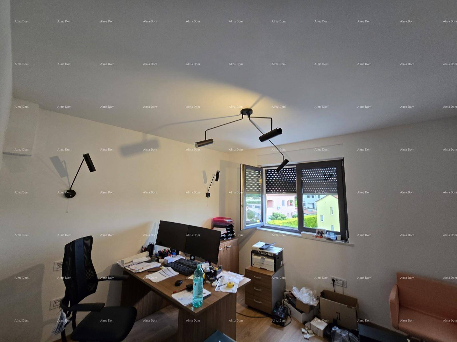 Funktionales Büro mit Schreibtisch, Bürostuhl und einem Fenster mit Rollläden für Privatsphäre.