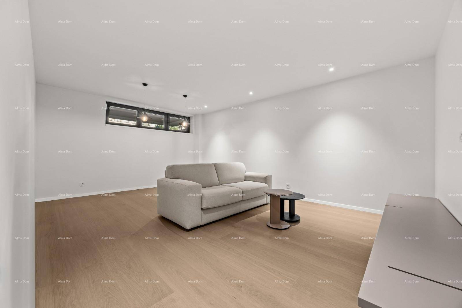 Gemütliches Wohnzimmer mit Sofa, Couchtisch und Holzboden, beleuchtet durch ein schmales Fenster.
