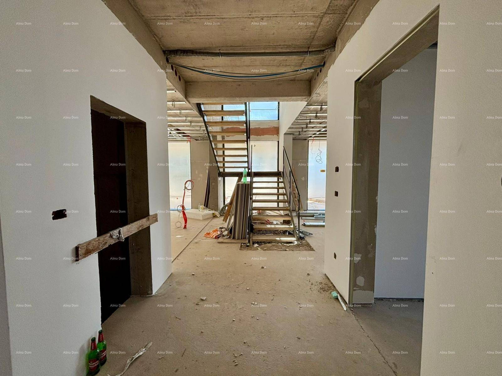 Offener Innenbereich im Rohbau mit sichtbarer Treppe und vorbereiteten Wänden für den Ausbau.