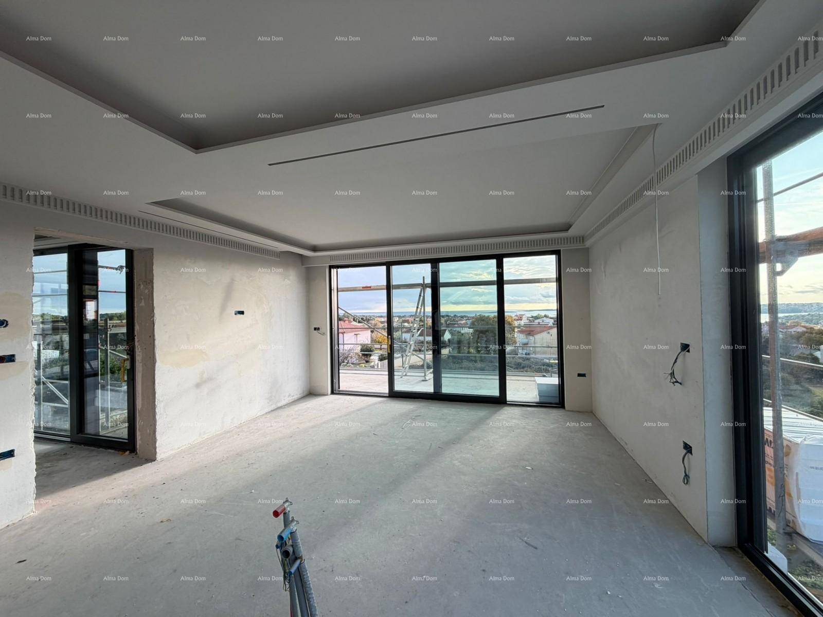Heller Rohbau-Raum mit großen Fensterfronten, die einen weiten Blick und Gerüste zeigen.