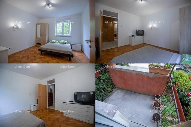Helles Schlafzimmer mit Parkettboden und Zugang zu einem kleinen Balkon mit Pflanzen.