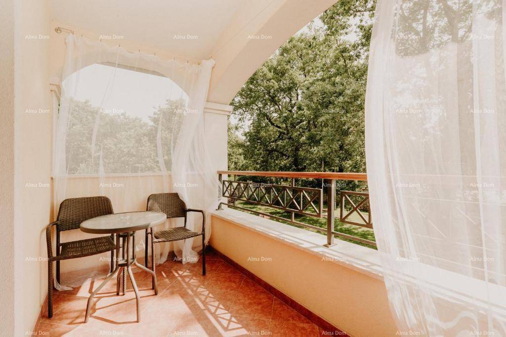 Gemütlicher Balkon mit Sitzgelegenheiten und Blick ins Grüne, ideal für entspannte Stunden im Freien.