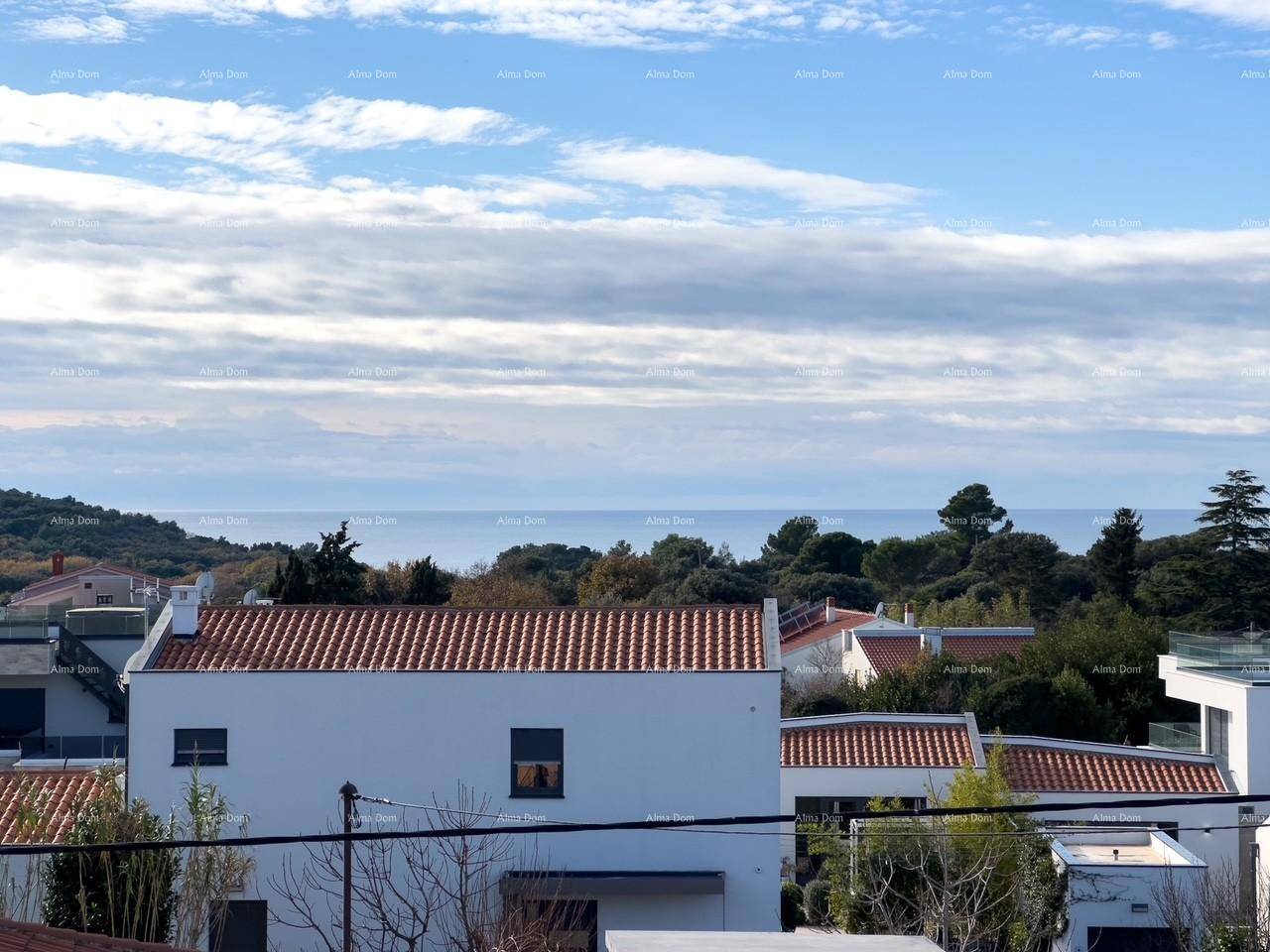 Weiter Blick auf das Meer und die umliegenden Häuser mit roten Dächern.